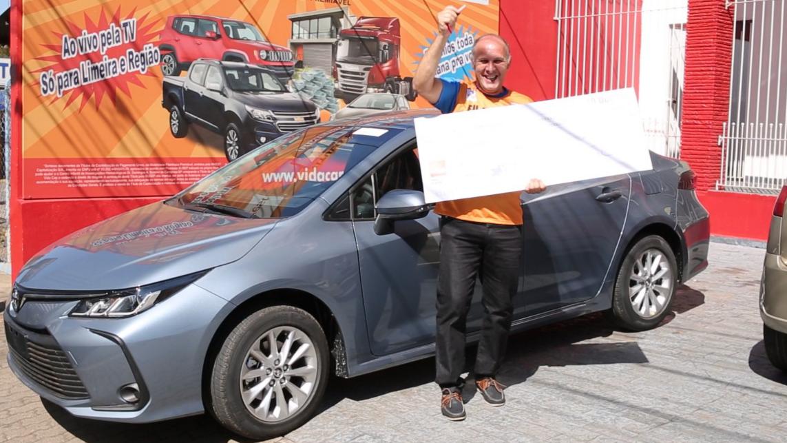 Motorista escolar de Piracicaba ganha sozinho um Corolla + R$ 40 mil